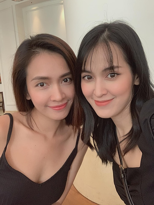 Tú Vi được nhận xét như chị em sinh đôi với ca sĩ Ái Phương.