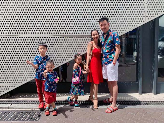 Gia đình Ốc Thanh Vân trong chuyến du lịch Hàn Quốc. 