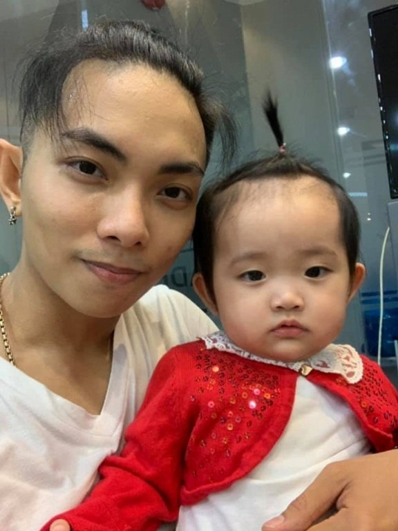 Phan Hiển buộc tóc giống con gái: