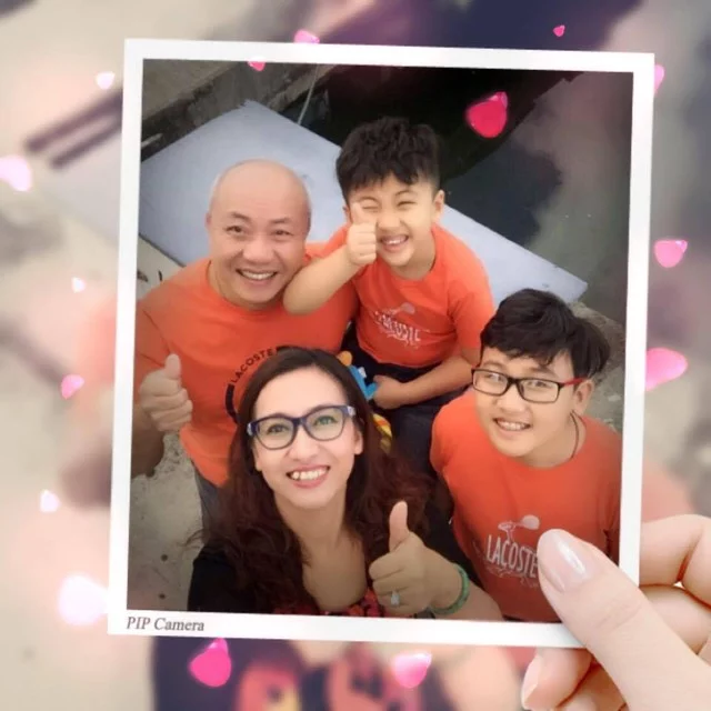  Vân Anh có 2 cậu con trai ngoan ngoãn. Cô cũng thỉnh thoảng khoe ảnh gia đình trên mạng xã hội. Cuộc sống viên mãn, hạnh phúc của BTV Vân Anh nhận được nhiều sự ngưỡng mộ từ công chúng. 