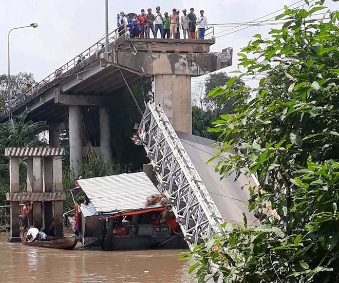 Hình ảnh sập cầu BOT Tân Nghĩa.