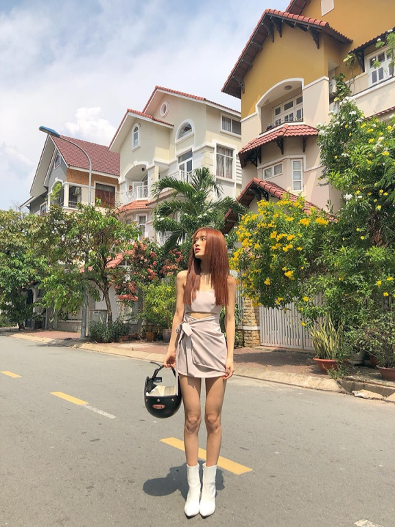 Han Sara khiến người hâm mộ bất ngờ khi khoe ảnh gầy gò trên trang cá nhân.Nữ ca sĩ sinh năm 2000 khẳng định không hề nhịn ăn hay áp dụng các phương pháp giảm cân cực đoan nào.