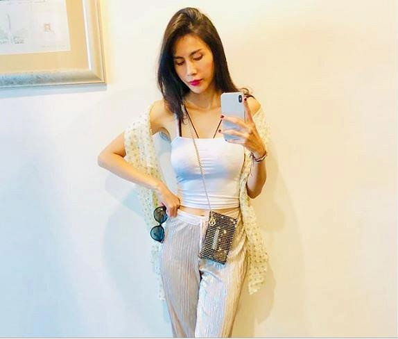 Vốn sở hữu thân hình quyến rũ, bức hình Thủy Tiên gầy gò với cánh tay khẳng khiu được cô chia sẻ gần đây khiến không ít người ngỡ ngàng. 