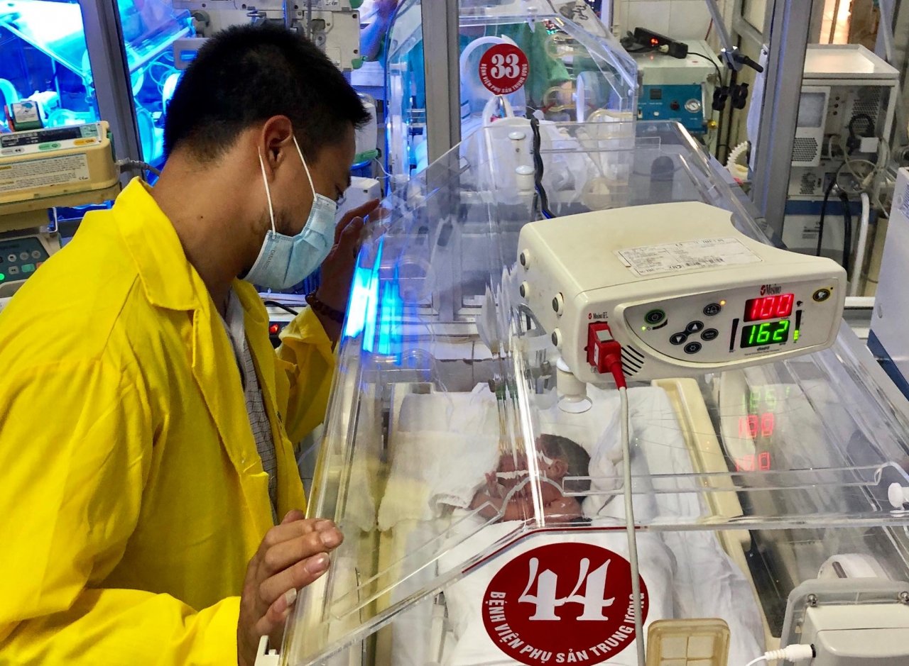 Còn với tình trạng sức khoẻ của bệnh nhi Đỗ Bình An, sau khi thở máy và dùng bơm hỗ trợ giãn nở phổi và nuôi dưỡng bằng đường tĩnh mạch, phối hợp ăn xông qua dạ dày thì sau 9 ngày chào đời, tình trạng phù đã hết, đã được rút ống nội khí quản và thở ô-xy, tình hình tạm thời đang ổn định. Đến nay mỗi bữa Bình An được ăn xông qua dạ dày khoảng 20ml/lần, ngày 8 bữa, mỗi bữa cách nhau 180 phút.