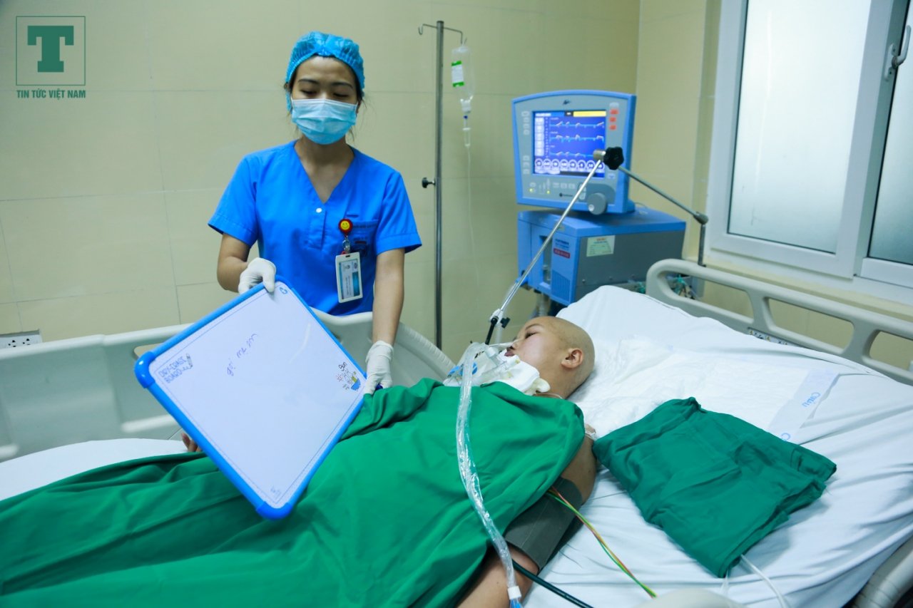 Hiện nay bệnh nhân có thể giao tiếp qua viết bảng, theo bác sĩ chăm sóc bệnh nhân cho biết khi tỉnh lại dòng chữ đầu tiên bệnh nhân Liên hỏi về chồng và con đang ở đâu.