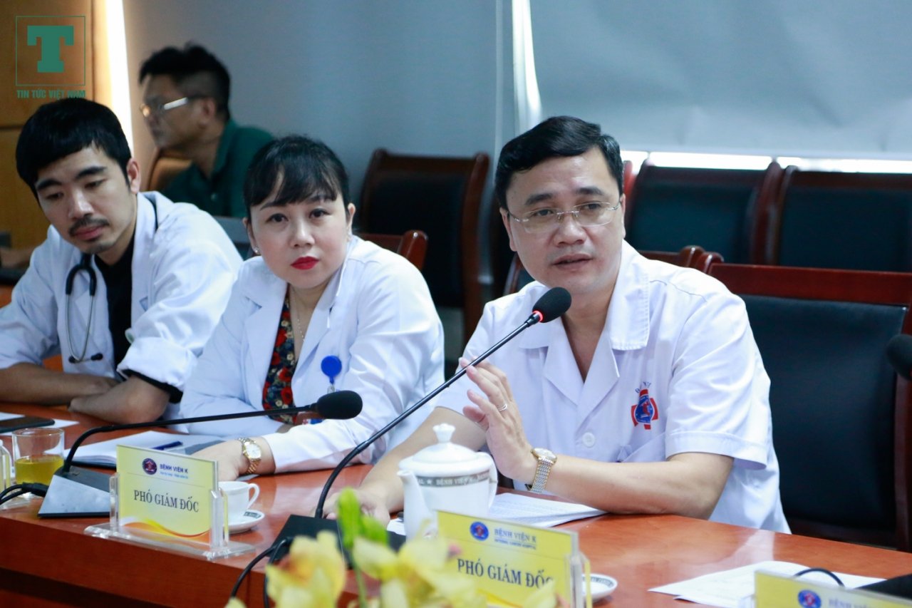Trong những ngày qua, tập thể y bác sĩ của 2 bệnh viện đang điều trị cho trường hợp mẹ con sản phụ Liên ngoài việc hỗ trợ tối đa chi phí thuốc và điều trị, tập thể bệnh viện đã quên góp hàng chục triệu đồng hỗ trợ hoàn cảnh khó khăn của gia đình. Số tiền sẽ được lập thành sổ tiết kiệm và trao cho gia đình vào thời điểm 2 mẹ con sản phụ Liên được đoàn tụ.