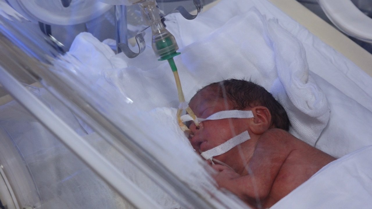 Bé Bình An, ngoài việc theo dõi sức khoẻ, mọi sự thay đổi của em còn được quay video lại để sản phụ Liên xem qua hình ảnh, tiếp thêm động lực để có thể hồi phục.