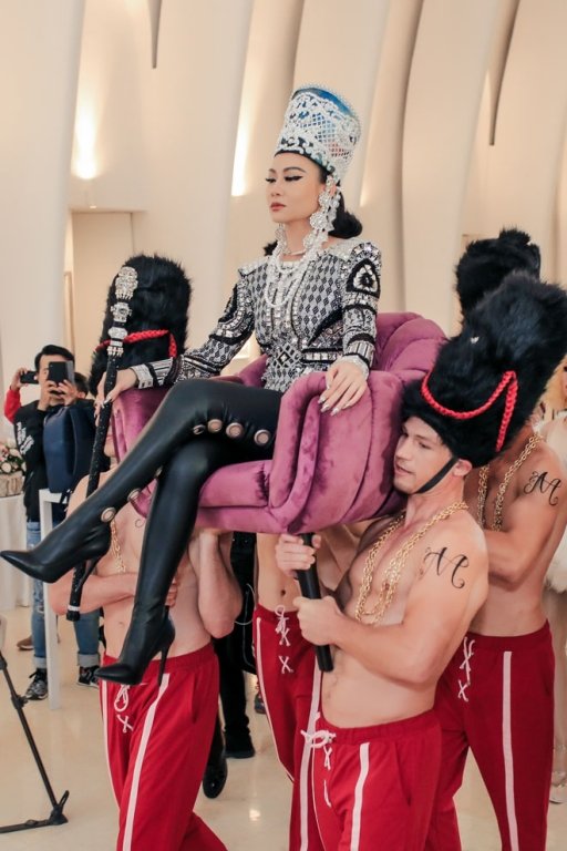 thu-minh-hoa-than-nu-hoang-duoc-dan-trai-6-mui-kieu-khi-di-hop-bao
