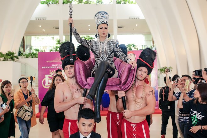 thu-minh-hoa-than-nu-hoang-duoc-dan-trai-6-mui-kieu-khi-di-hop-bao