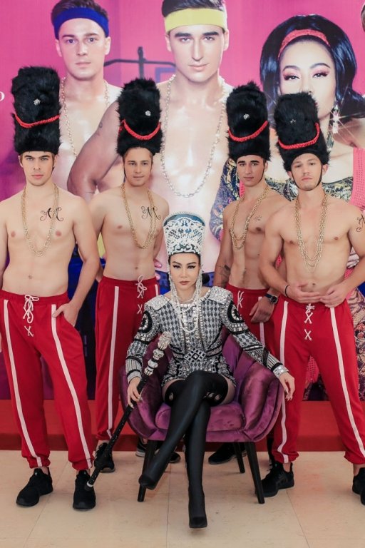thu-minh-hoa-than-nu-hoang-duoc-dan-trai-6-mui-kieu-khi-di-hop-bao
