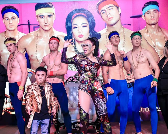 thu-minh-hoa-than-nu-hoang-duoc-dan-trai-6-mui-kieu-khi-di-hop-bao