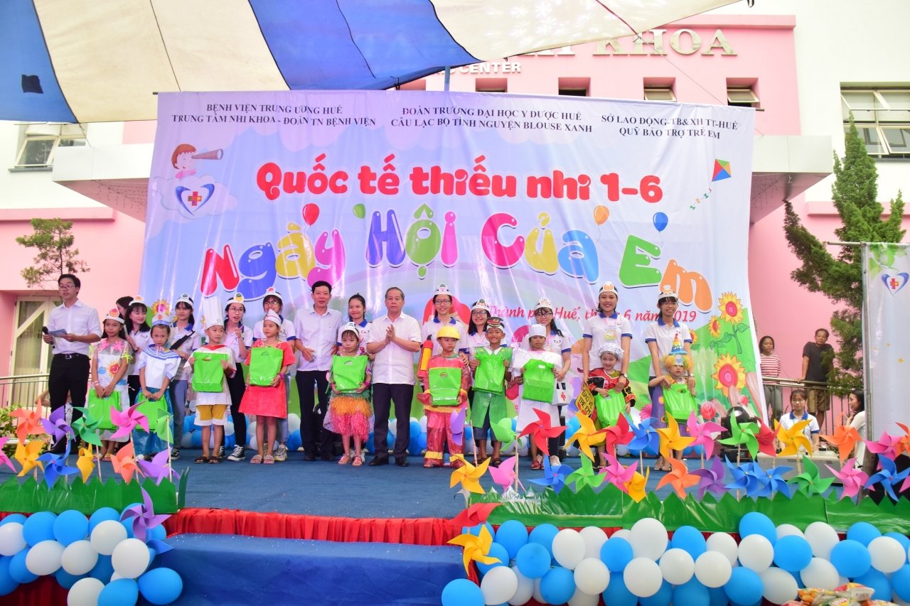 chu-tich-tinh-thua-thien-hue-tang-qua-cho-cac-benh-nhi