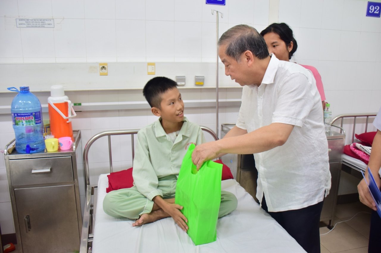 chu-tich-tinh-thua-thien-hue-tang-qua-cho-cac-benh-nhi