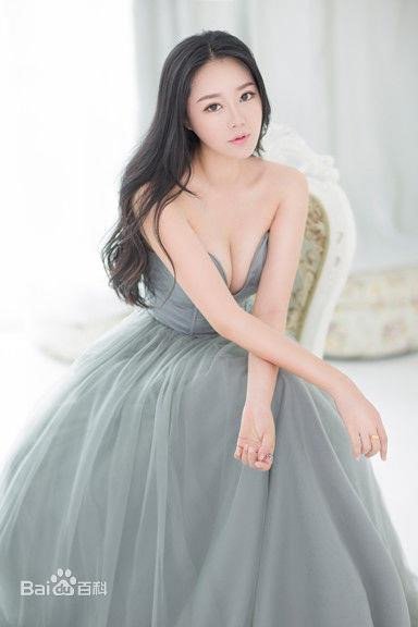 mai-dam-o-showbiz-sao-hang-a-ra-nuoc-ngoai-hanh-nghe-kiem-nghin-usd
