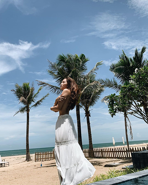 Lý Phương Châu bán nude trên bãi biển. Cô tâm sự: