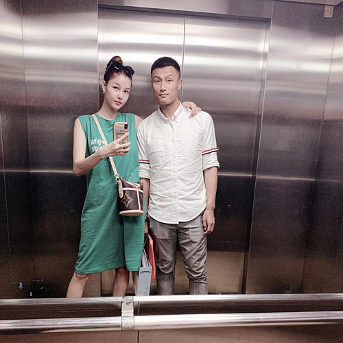 Kỳ Hân chụp ảnh selfie cùng ông xã Mạc Hồng Quân. Nữ diễn viên thông báo tin vui đang mang bầu lần 2 cách đây không lâu.