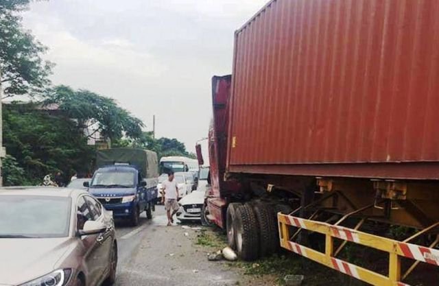 6 ô tô tông nhau liên hoàn, quốc lộ 1A tắc nhiều giờ - 2