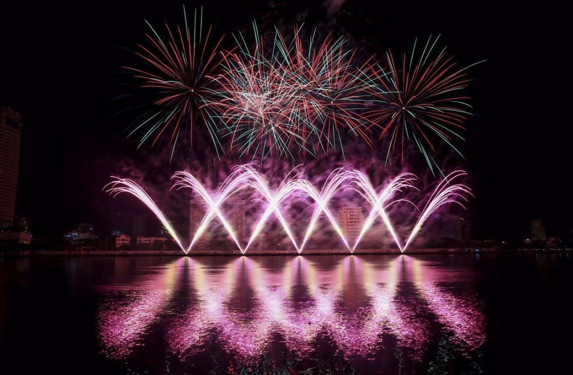 man-nhan-voi-dai-tiec-cua-am-thanh-va-anh-sang-trong-dem-khai-mac-phao-hoa-quoc-te-da-nang-2019