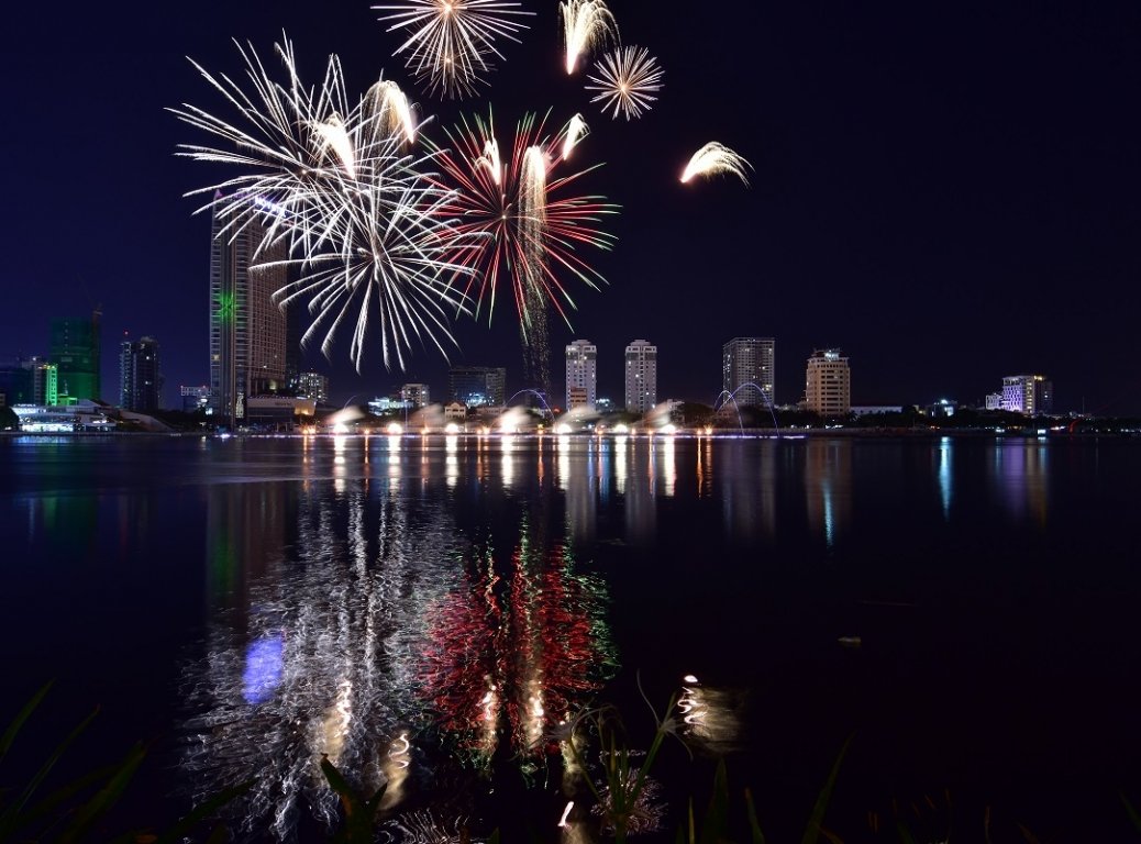 man-nhan-voi-dai-tiec-cua-am-thanh-va-anh-sang-trong-dem-khai-mac-phao-hoa-quoc-te-da-nang-2019