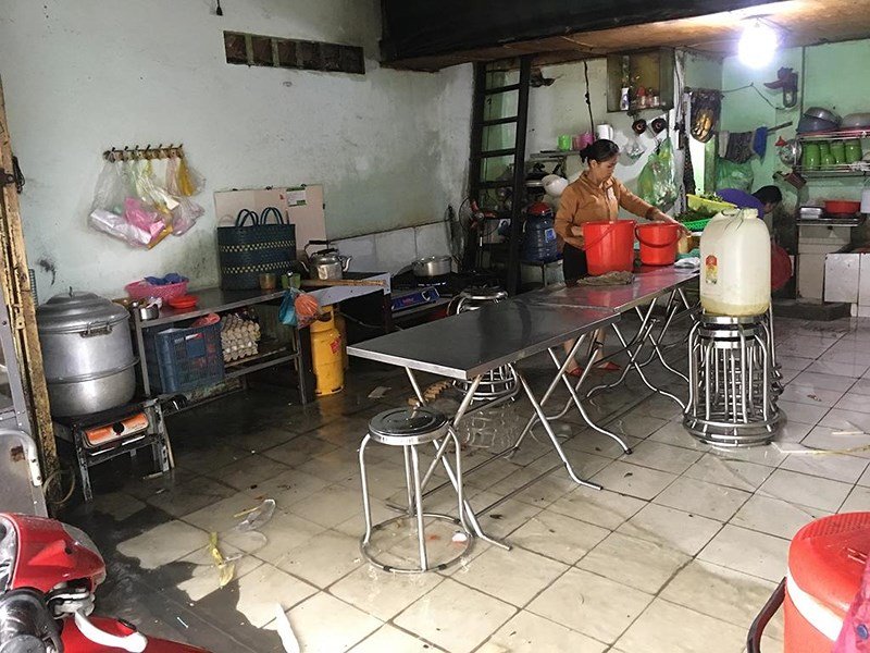 Trên đường Nguyễn Văn Quá, nước ngập tràn vào các hộ dân buôn bán ven đường kéo theo cả rác rưởi. 