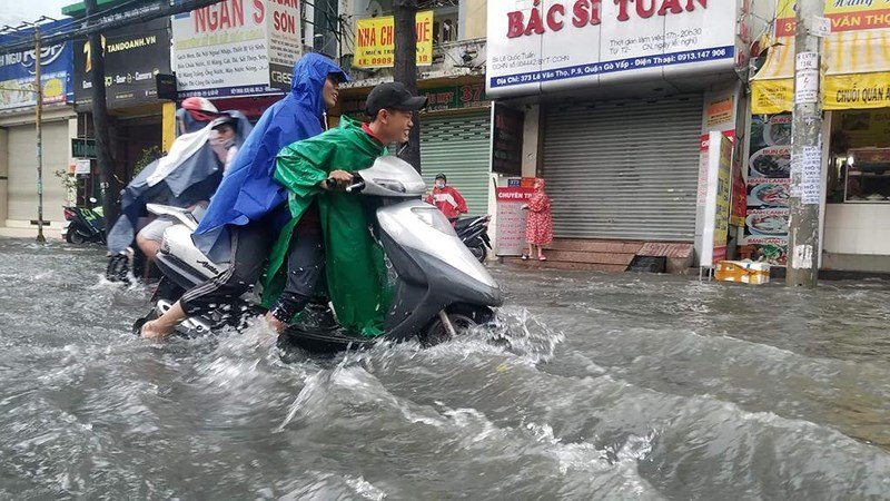 Đường ngập khiến các phương tiện chết máy, việc dắt bộ trong nước đục khiến người dân gặp không ít vất vả. 