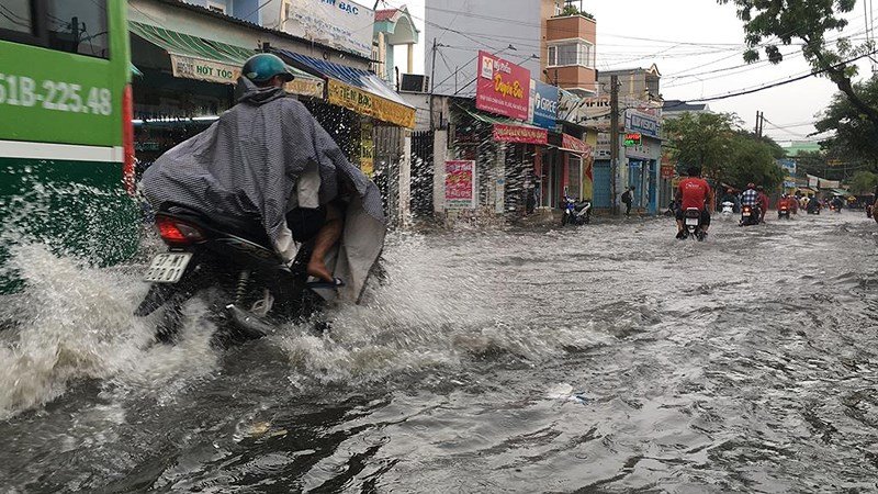 Trận mưa kéo dài hàng chục phút với vũ lượng lớn đổ xuống nhiều quận huyện tại TP.HCM vào chiều 2-6 khiến nhiều tuyến đường ở Gò Vấp, Bình Thạnh, quận 12... ngập nặng.