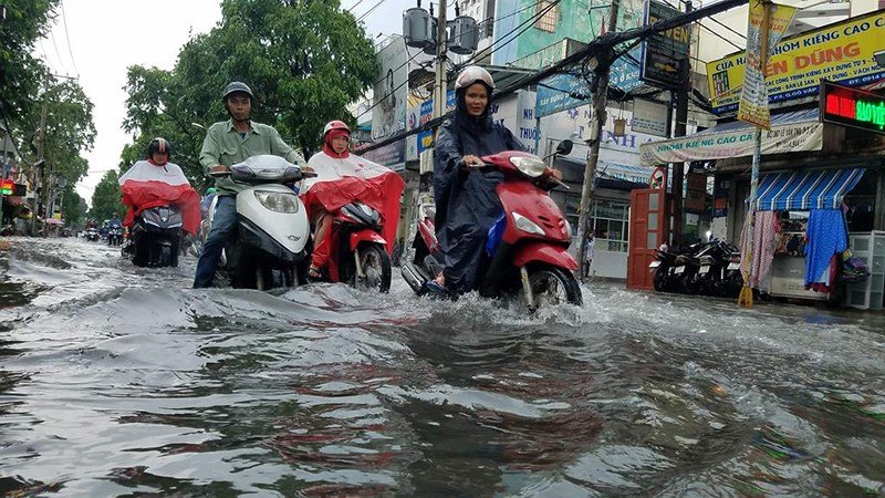 Nước ngập trong khoảng 45 phút và bắt đầu rút dần trên đường Lê Văn Thọ (quận Gò Vấp). 