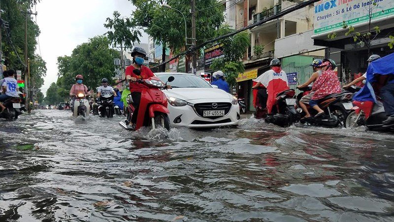 Đến 16 giờ chiều, mưa tạnh, nước bắt đầu rút, nhiều tuyến đường giao thông dần ổn định. 