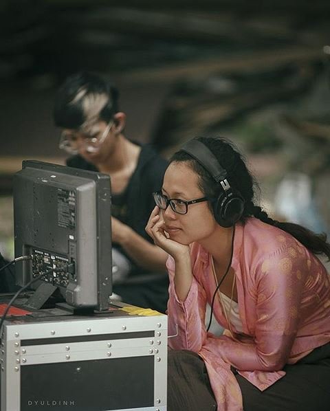 Đạo diễn Nguyễn Phương Anh khẳng định rất yêu phụ nữ, nhưng lại dùng bé gái 13 tuổi đóng cảnh nóng. 