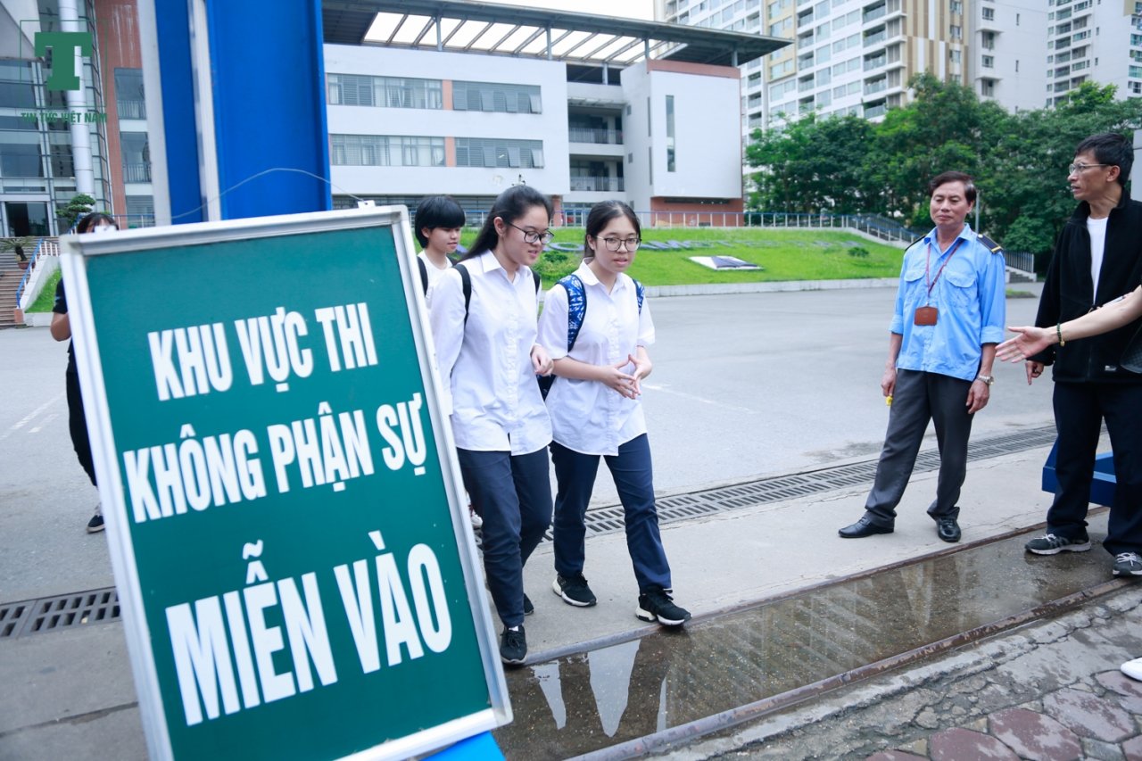 thi-sinh-thi-vao-10-vui-mung-vi-de-mon-van-vua-suc-de-dang-dat-diem-kha