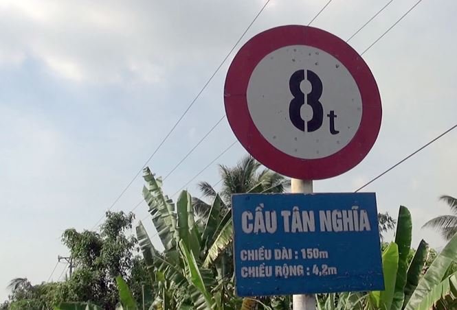 Tải trọng cho phép qua cầu Tân Nghĩa là 8 tấn.