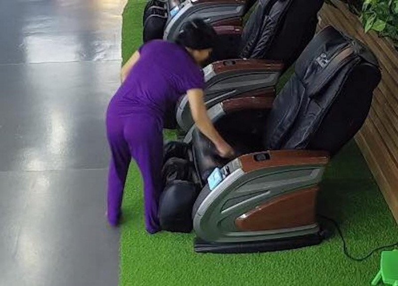Hình ảnh người phụ nữ nhặt được ví tiền của chị C, rồi mang đi tẩu tán ngay trong tòa nhà 
