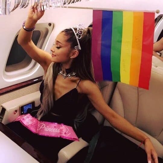 chuyen-ariana-grande-noi-se-da-moi-fan-1-cai-li-do-sau-do-khien-ai-cung-bat-ngo