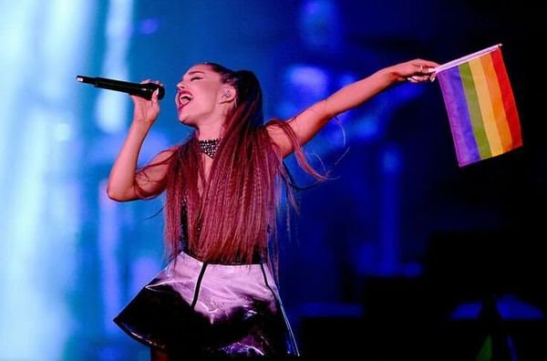 chuyen-ariana-grande-noi-se-da-moi-fan-1-cai-li-do-sau-do-khien-ai-cung-bat-ngo