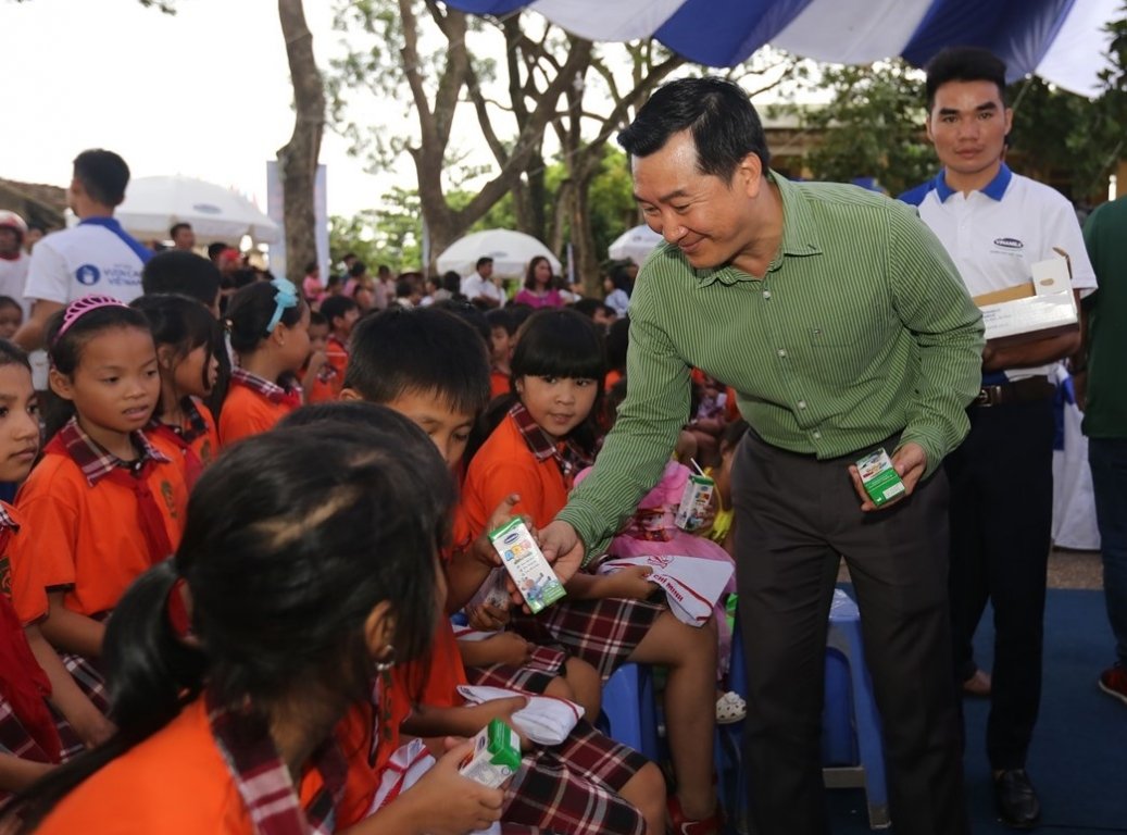 quy-sua-vuon-cao-viet-nam-va-vinamilk-trao-tang-44709-ly-sua-cho-tre-em-tinh-hung-yen