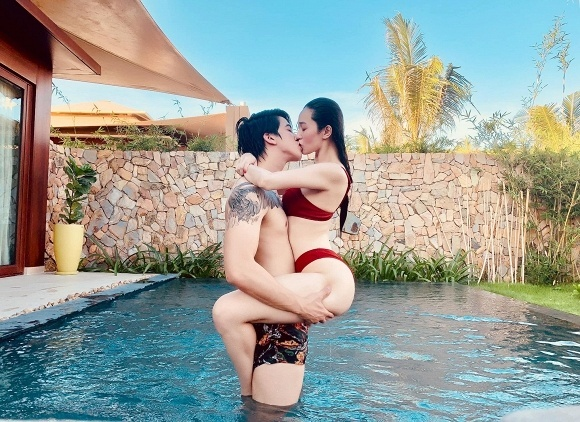 Khánh My đắm đuối hôn bạn trai trong bể bơi.