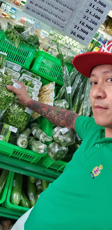 Tuấn Hưng đảm đang, đi chợ mua đồ nấu ăn cho bà xã đang mang bầu. 