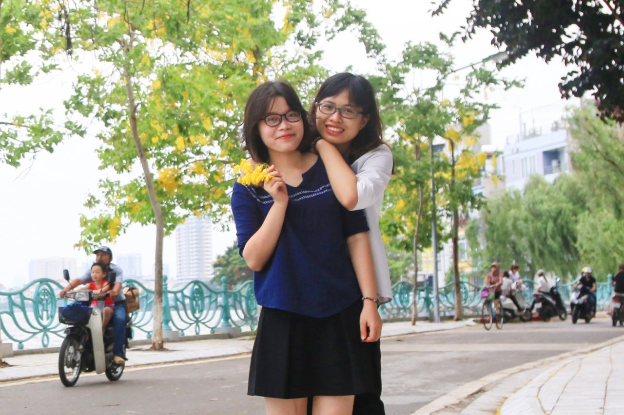 Những chùm hoa muồng hoàng yến lắc lư theo gió, rực vàng cả một con đường ven hồ Tây gây nhiều sự chú ý đến những người dân Hà Nội.