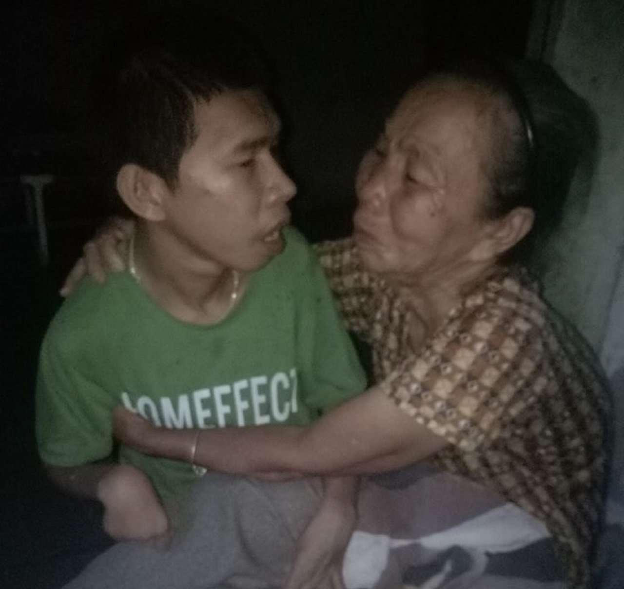 bi-kich-khong-loi-cua-nguoi-me-gia-30-nam-day-con-di-xin-an-trong-cui-sat