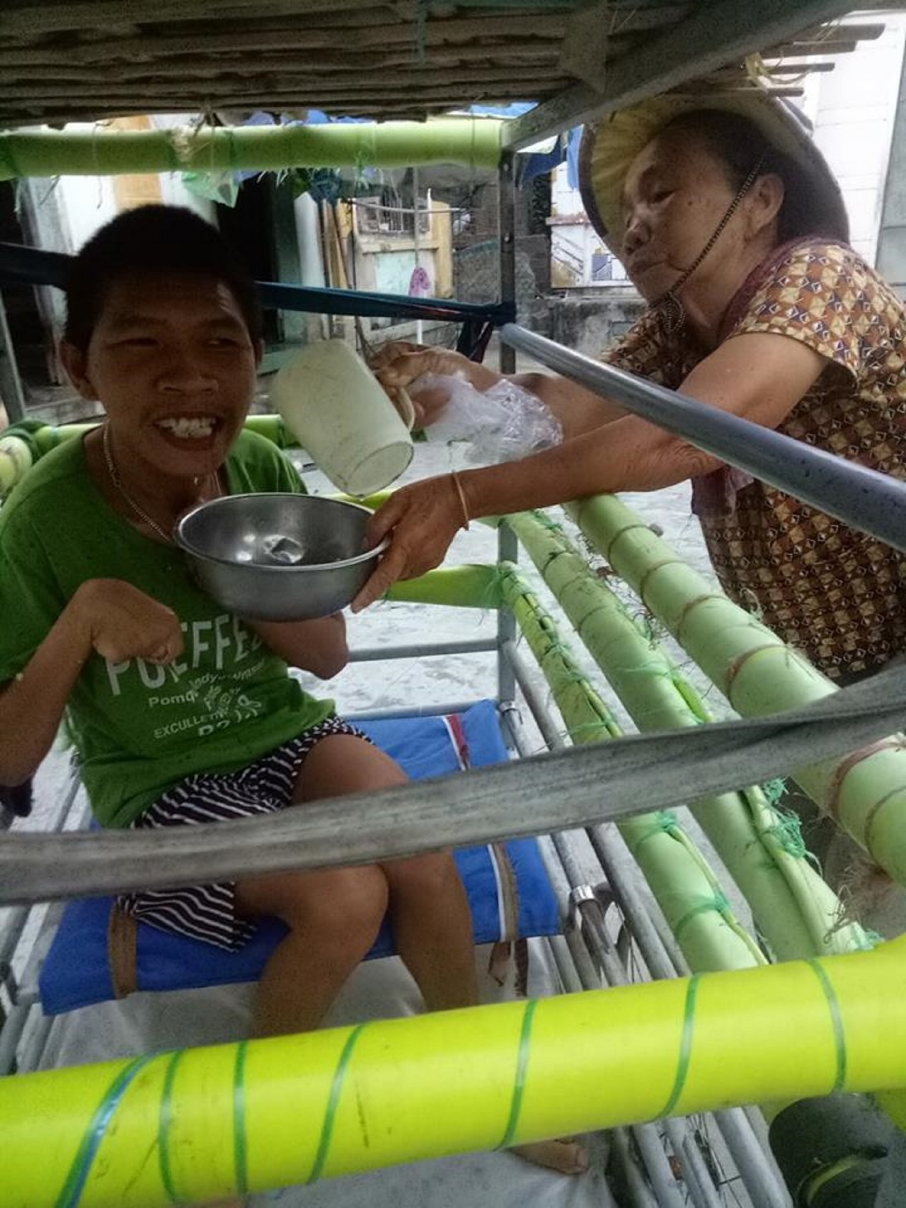 bi-kich-khong-loi-cua-nguoi-me-gia-30-nam-day-con-di-xin-an-trong-cui-sat
