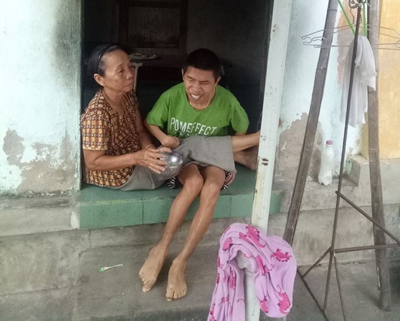 bi-kich-khong-loi-cua-nguoi-me-gia-30-nam-day-con-di-xin-an-trong-cui-sat