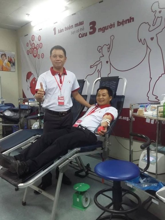 mat-me-do-khong-co-mau-nguoi-dan-ong-quyet-phai-hien-mau-cho-du-100-lan