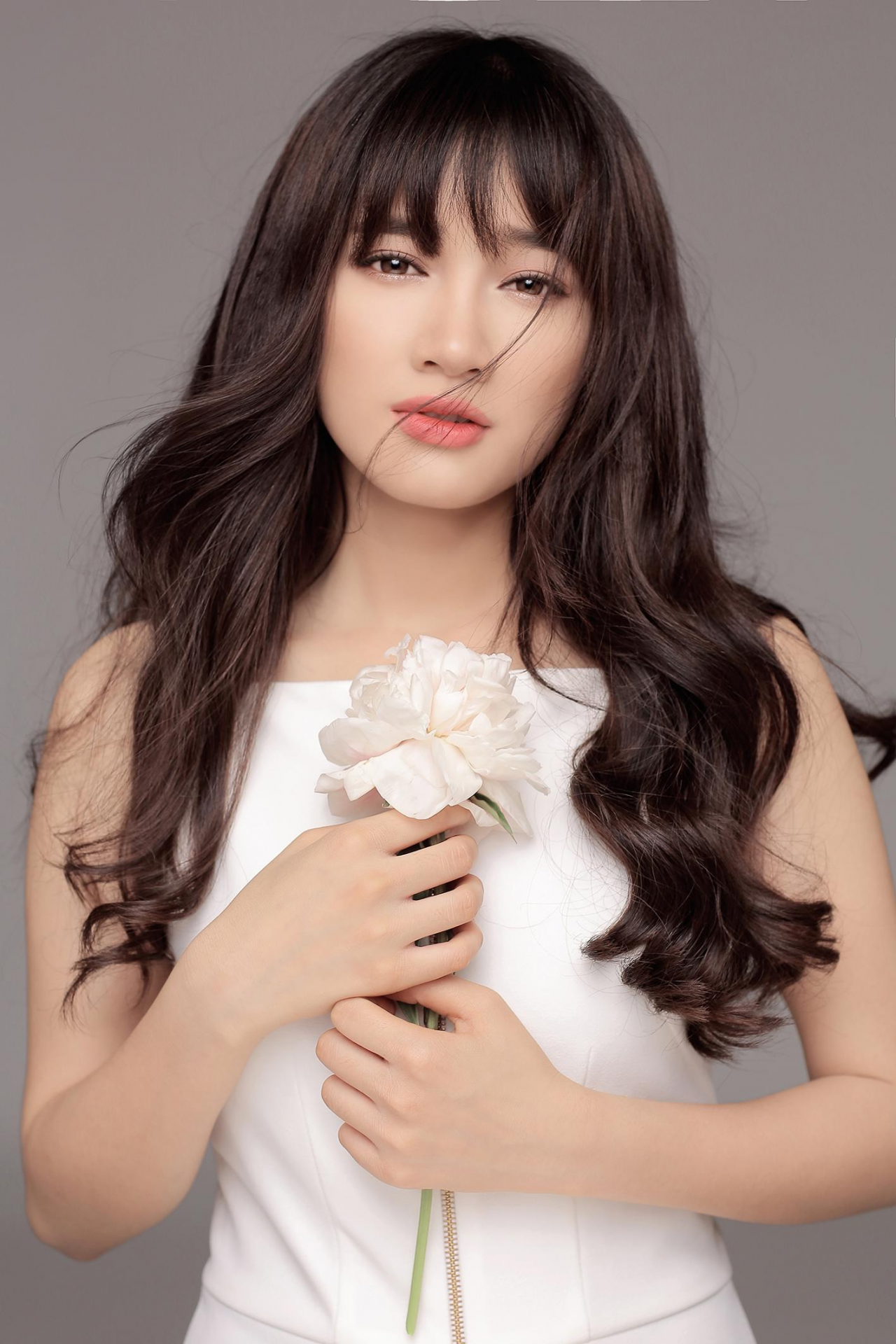 Nhã Phương sinh năm 1990, là diễn viên nổi tiếng của showbiz Việt. Cô được biết đến là mỹ nhân có lối sống giản dị và hình ảnh trong sáng, hiền lành. Theo tiết lộ từ chị gái ruột, Nhã Phương vẫn ở nhà thuê, đi xe trả góp lúc mới hẹn hò Trường Giang.