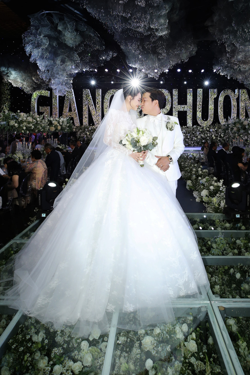 Kể từ khi kết hôn với Trường Giang vào giữa năm 2018, cuộc sống của Nhã Phương có nhiều thay đổi. Không những có nhà hàng riêng, biệt thự ở Phú Quốc... Nhã Phương còn ngày càng thể hiện hình ảnh đẳng cấp, sang trọng và quyến rũ hơn qua thời trang. 