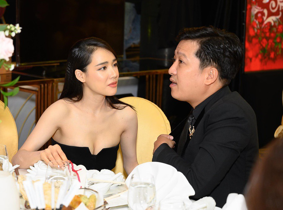 Tham dự đám cưới một người bạn cùng ông xã, Nhã Phương diện váy cúp ngực nóng bỏng.