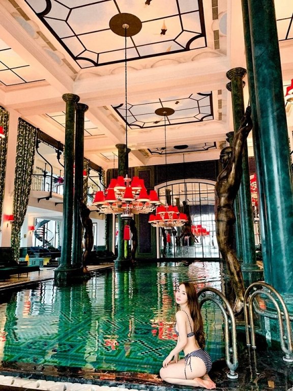 Quỳnh Nga gợi cảm trong bộ đồ bơi họa tiết kẻ: 