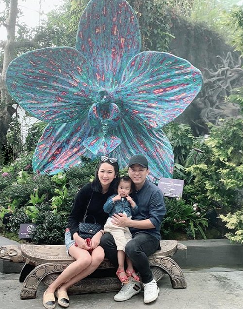 Lam Trường pose hình cùng bà xã Yến Phương và con gái. Gia đình nam ca sĩ đang có chuyến du lịch tại Singapore.