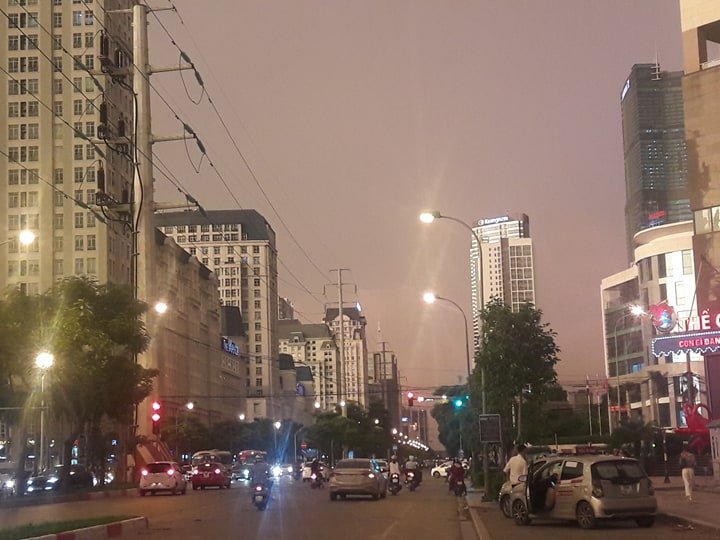 Lạ lùng: 19h trời Hà Nội vẫn sáng rực rỡ, cầu vồng xuất hiện