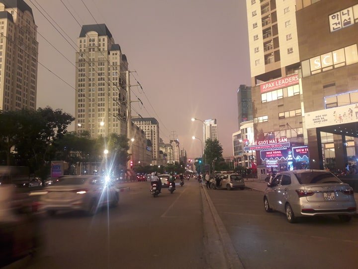 Hiện tượng thời tiết lạ khi đường phố đã lên đèn trong khi bầu trời còn sáng rực. Trong ảnh là khu vực tòa nhà Keangnam và khu vực đường Mễ Trì lúc 19h tối.