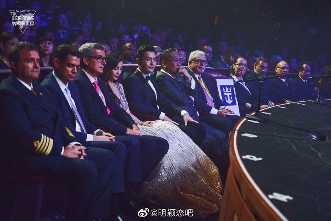 Trong suốt sự kiện dù ngồi bên nhau nhưng vợ chồng Angelababy không hề tương tác với nhau.